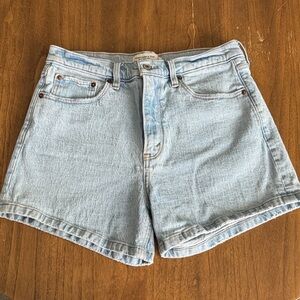 Abercrombie & Fitch 4in mom short high rise denim jean
